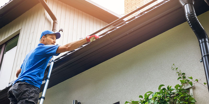 Top Signs It’s Time for Commercial Gutter Maintenance